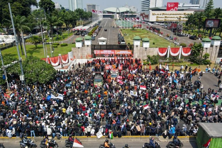Protests across Indonesia as parliament delays change to election law